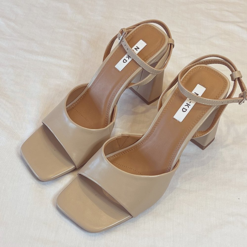 NA - KDFlared Heel Ankle Strap Sandals